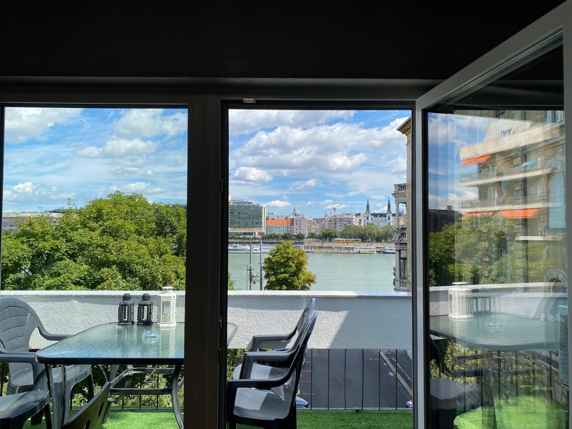 Danube View Artapartment With Balcony Budapest Exteriör bild